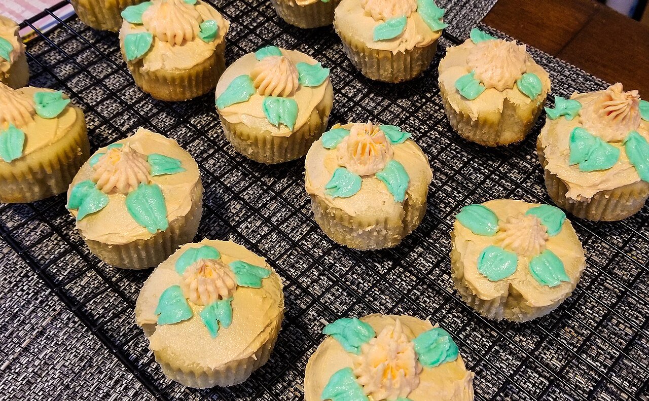 Common turkey cupcake decorating mistakes with slipping feathers and melted frosting