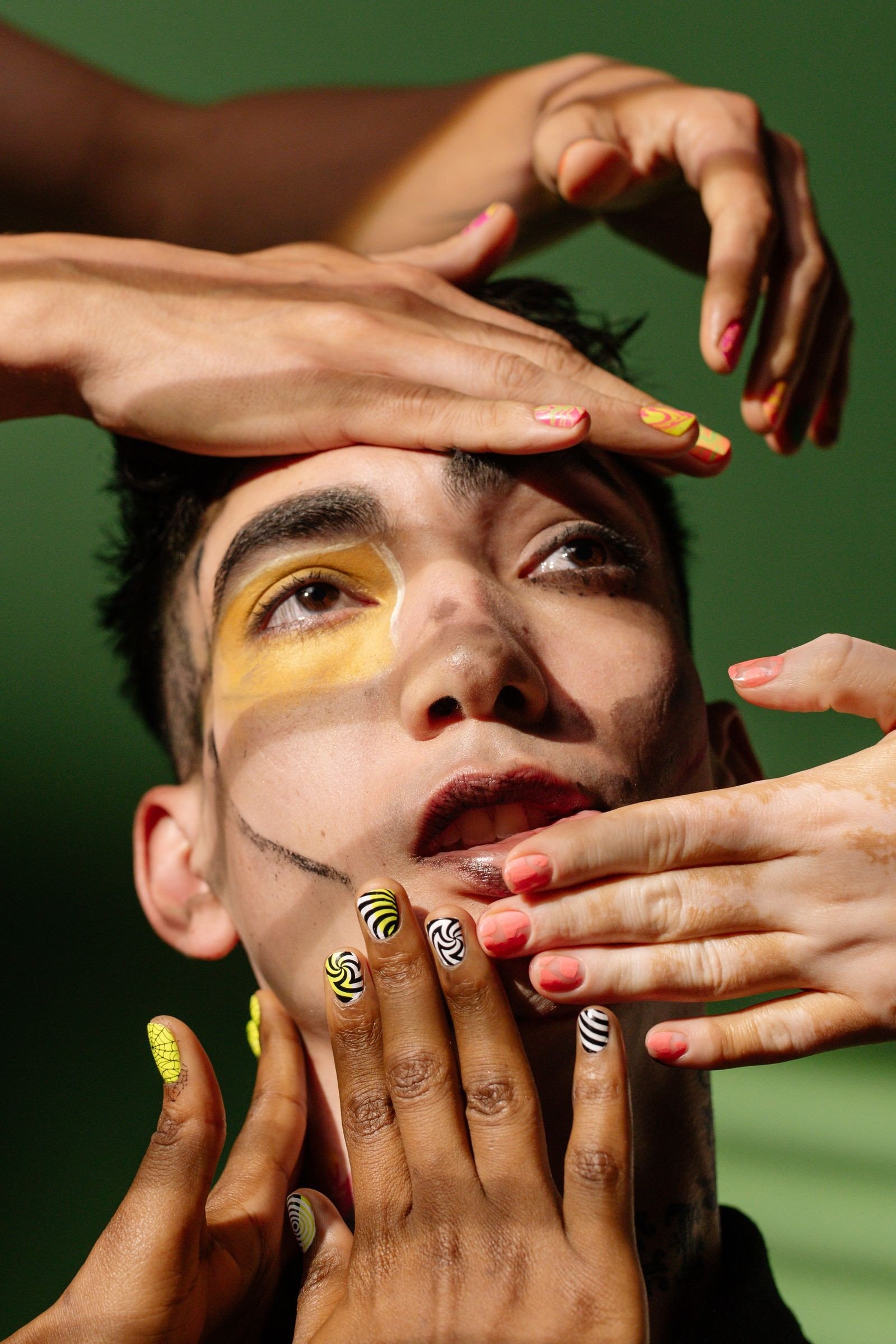 Neon mismatched nails in green and pink