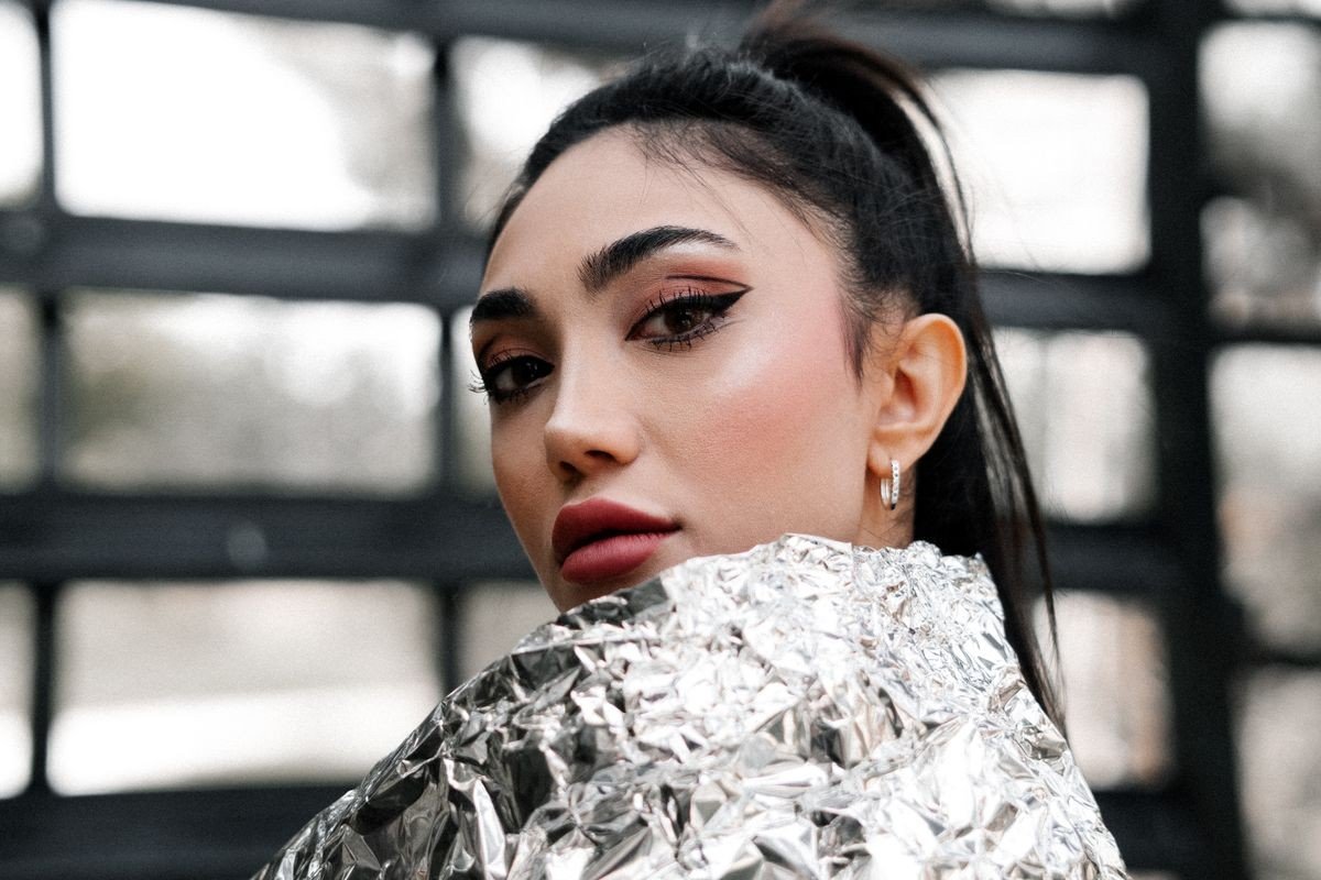 Silver eyeliner with nude makeup