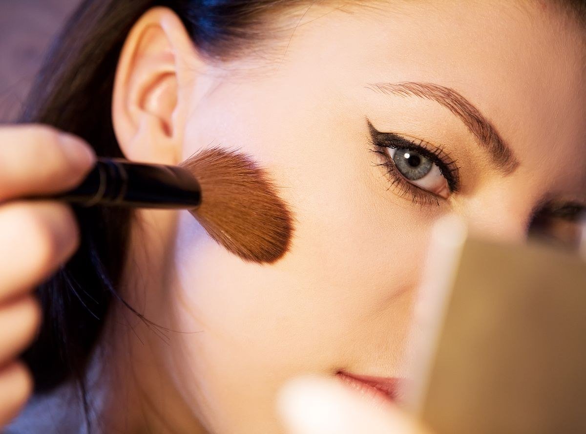 Peach blush for oily skin with powder formula
