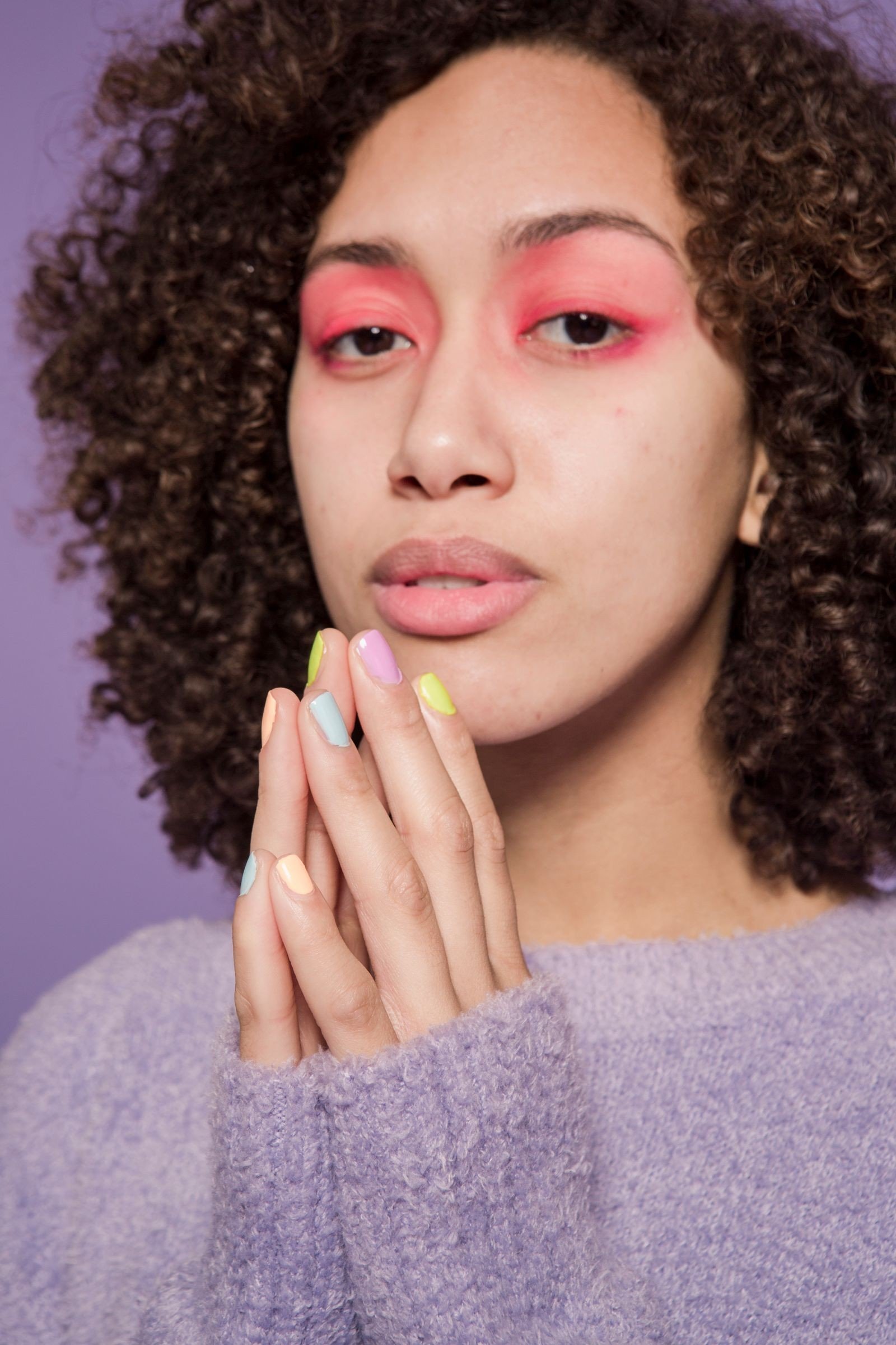 Painting mismatched nails at home with two polishes