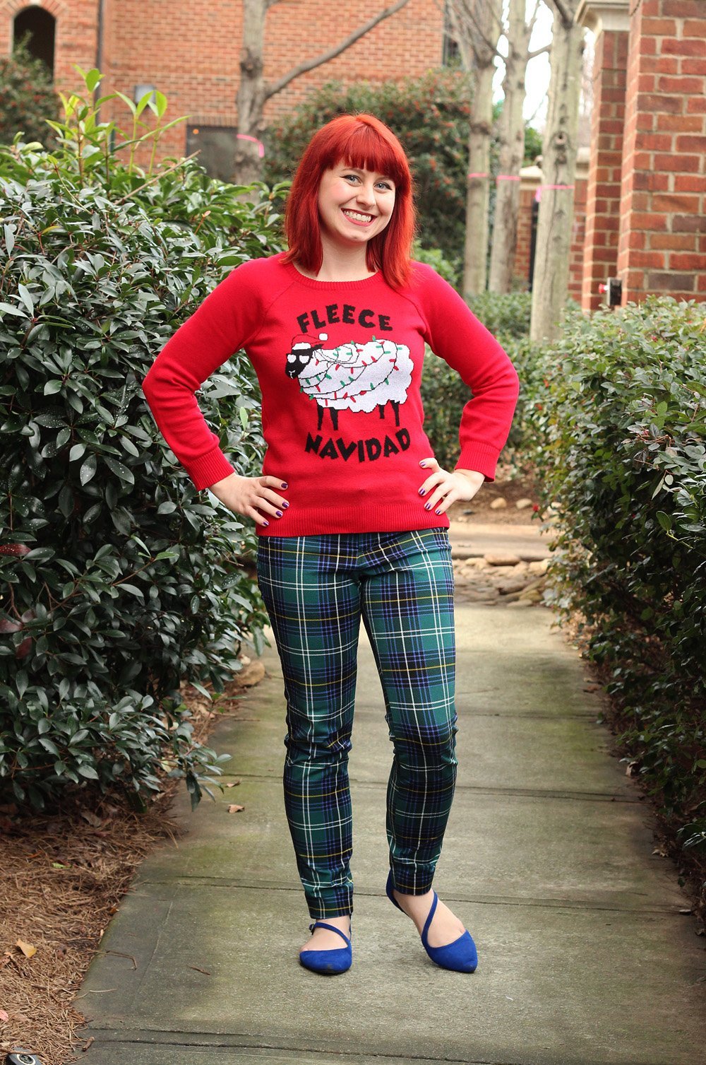 Tartan christmas decor ideas with tartan bows and blankets decorating a Christmas porch