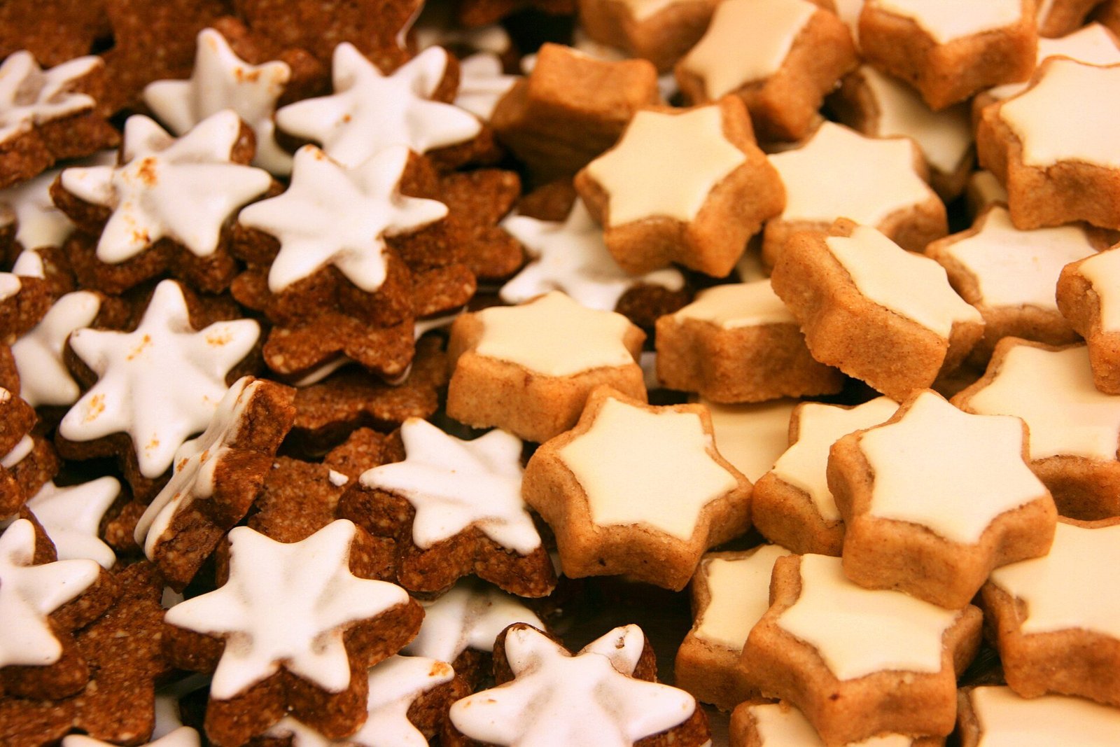 Gingerbread christmas tree theme ideas with a Christmas tree decorated in gingerbread cookies and candy