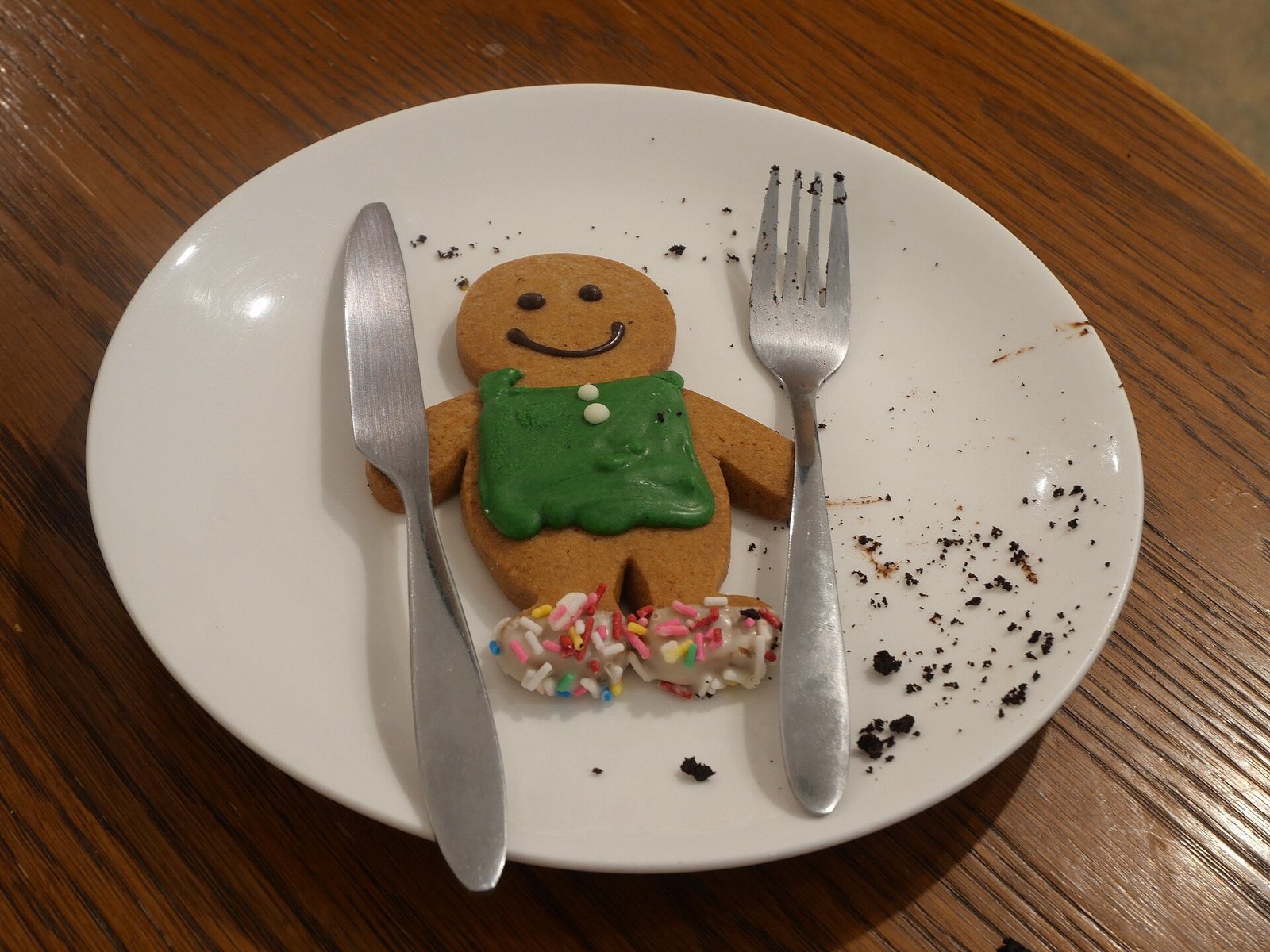 Gingerbread christmas tree theme ideas with gingerbread cookie ornaments hanging on the tree