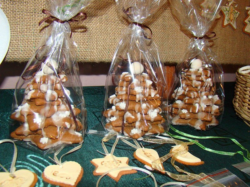 Gingerbread christmas tree theme ideas with frosting-white flocking like powdered sugar on cookies