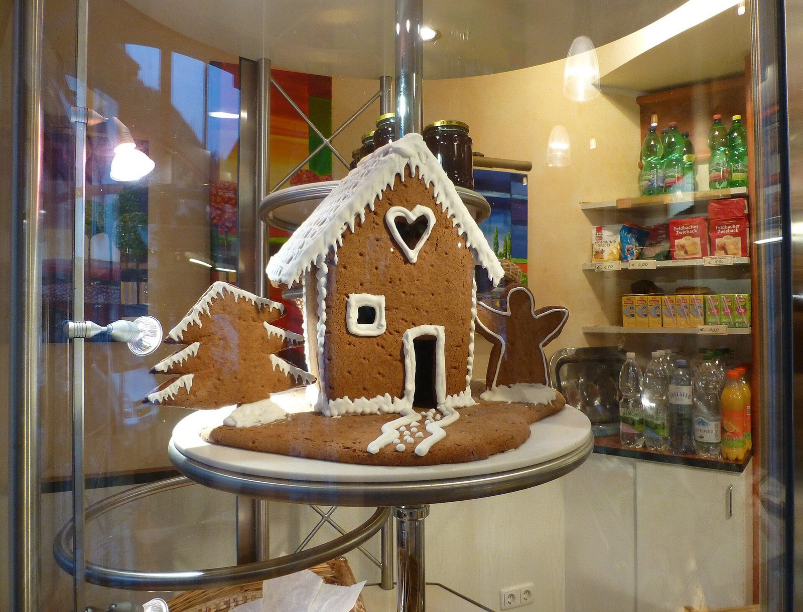 Gingerbread christmas tree theme ideas with a minimalist gingerbread tree and few ornaments