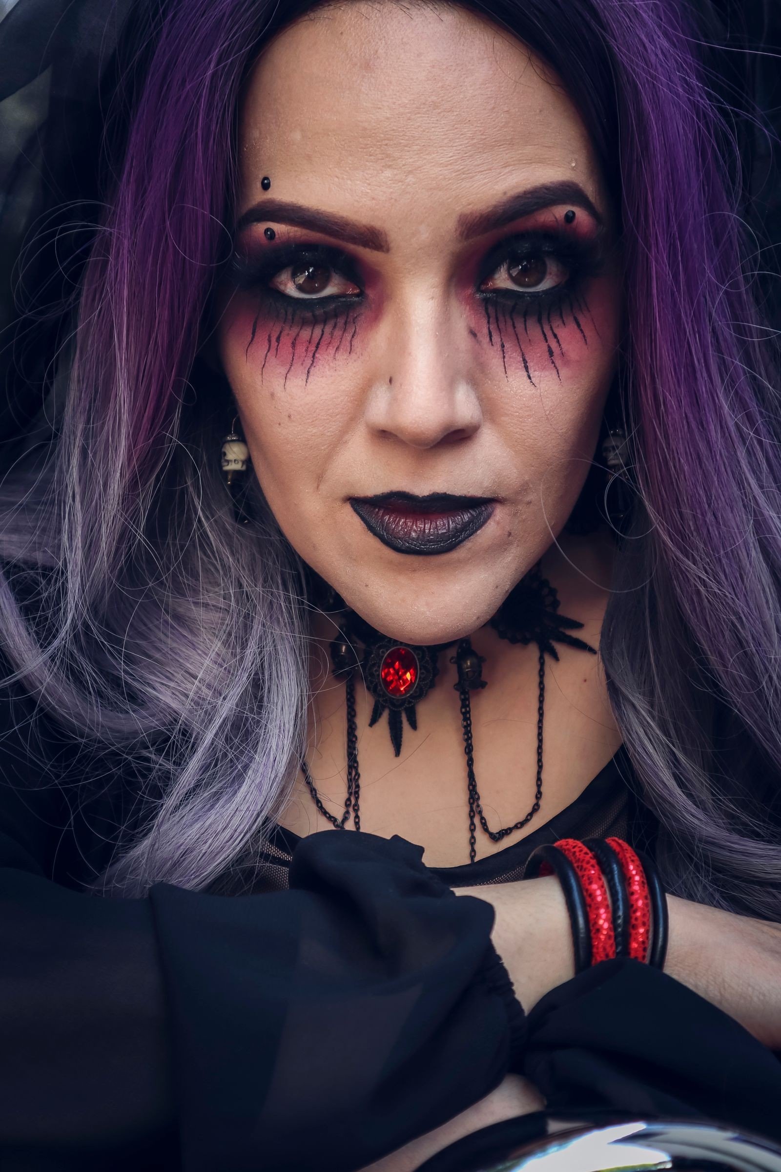 Bridal dark romantic makeup for an autumn wedding