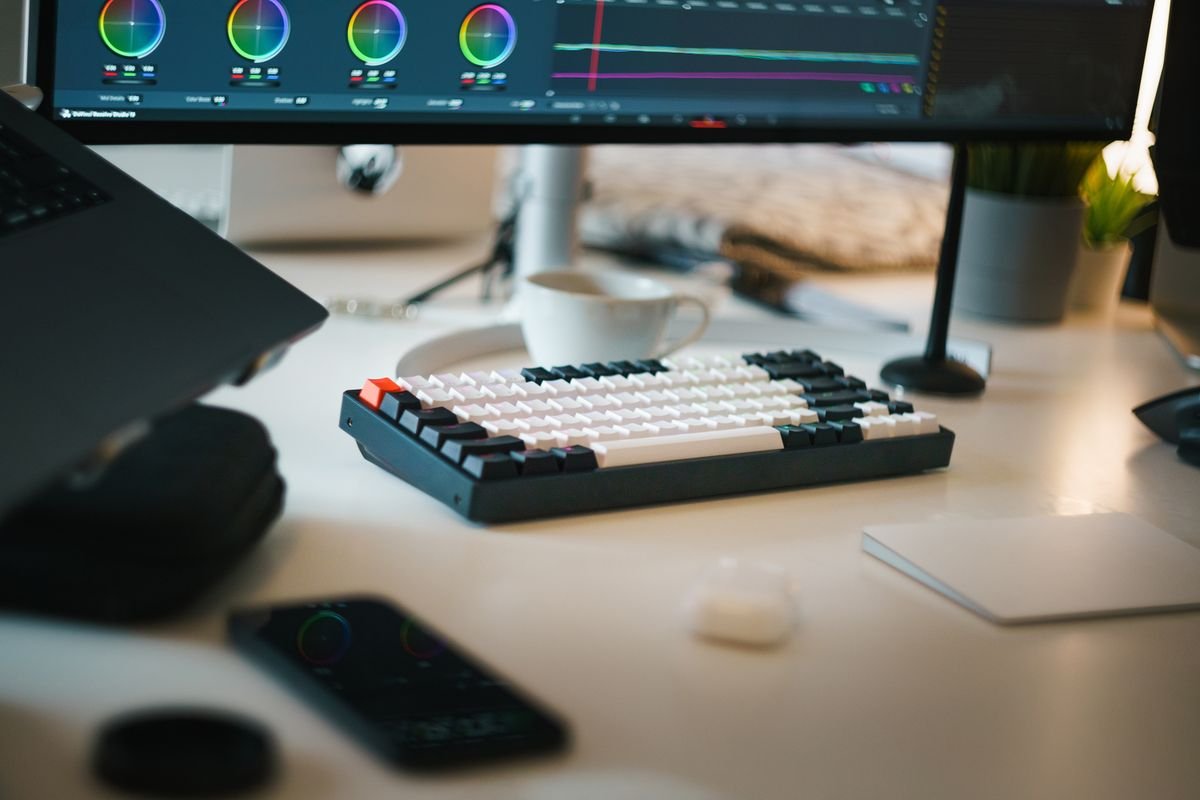 Common office makeover mistakes with cluttered desk and poor lighting