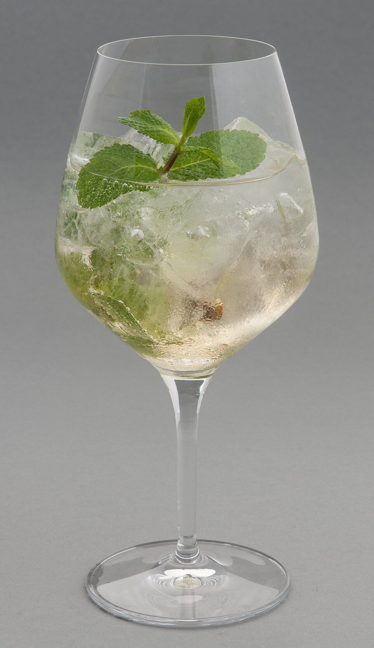 A beautiful Hugo spritz, easy to make alcohol-free