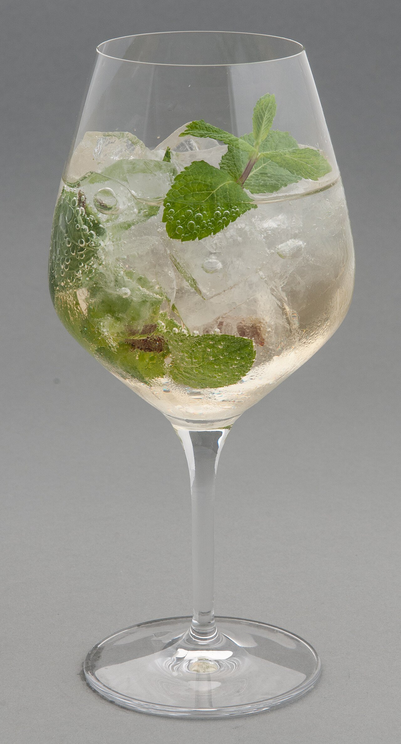 The Hugo spritz, 2026's defining cocktail, sparkling over ice