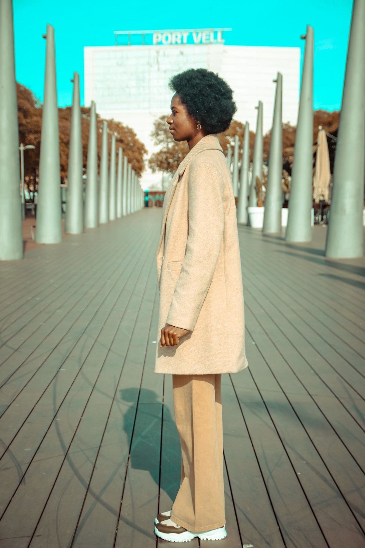Elegant evening khaki coded outfit with satin dress and gold heels