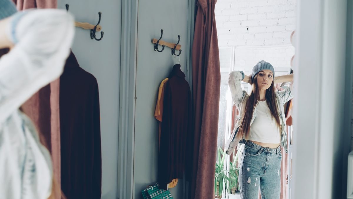 Smart thrifting tips with checklist and reusable shopping bag
