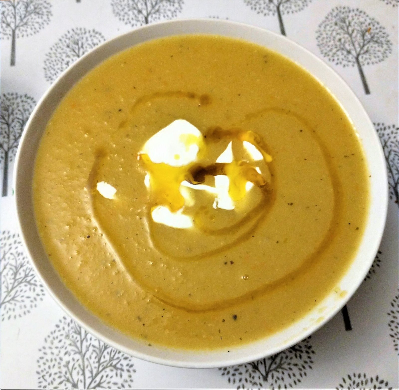 Roasted curried pumpkin seeds as crunchy soup topping in a bowl