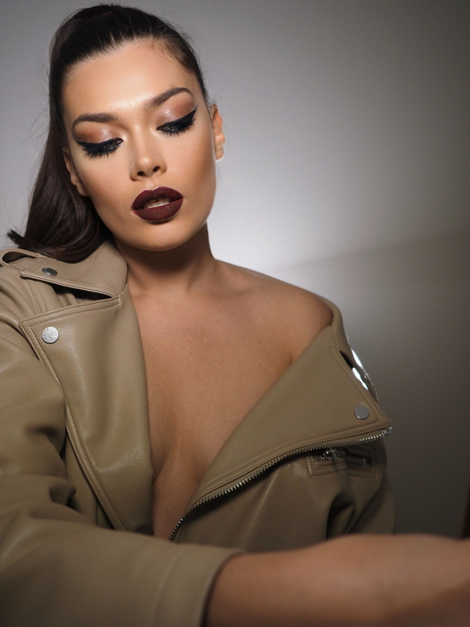 Autumn vampire beauty look with deep colours