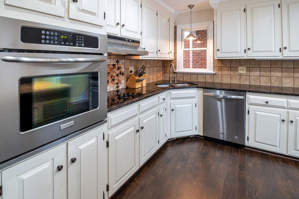 Colourful kitchen tiles in vibrant blue and yellow as a backsplash