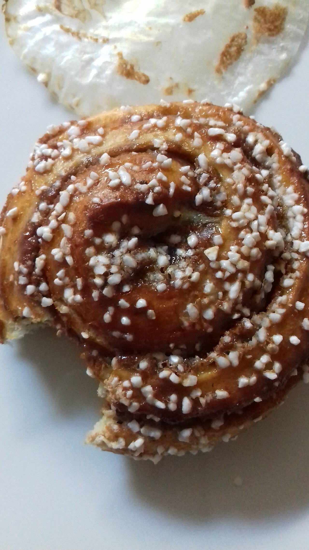 Slicing rolled cinnamon dough into even rolls with dental floss