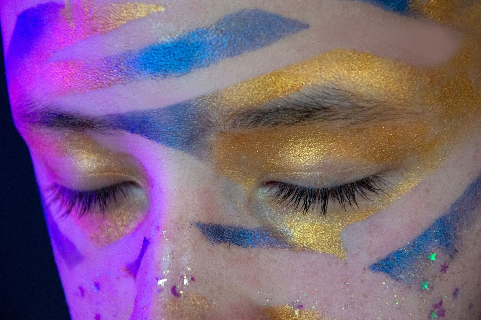 Coloured brows in pink for an eccentric look