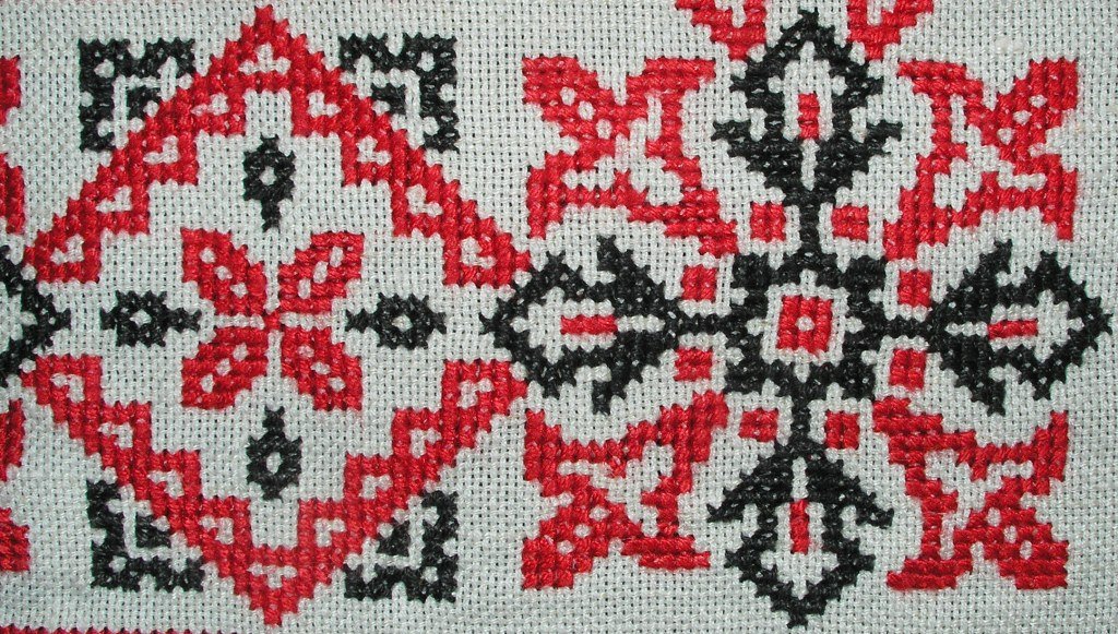 Cross stitch table runner with autumn leaf border pattern