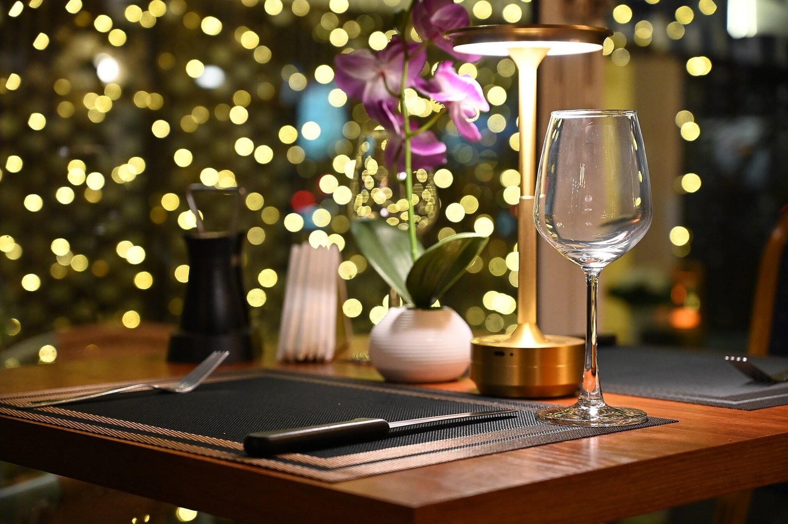 grounded greens thanksgiving decor ideas — Thanksgiving Kids' Table With a Green Theme