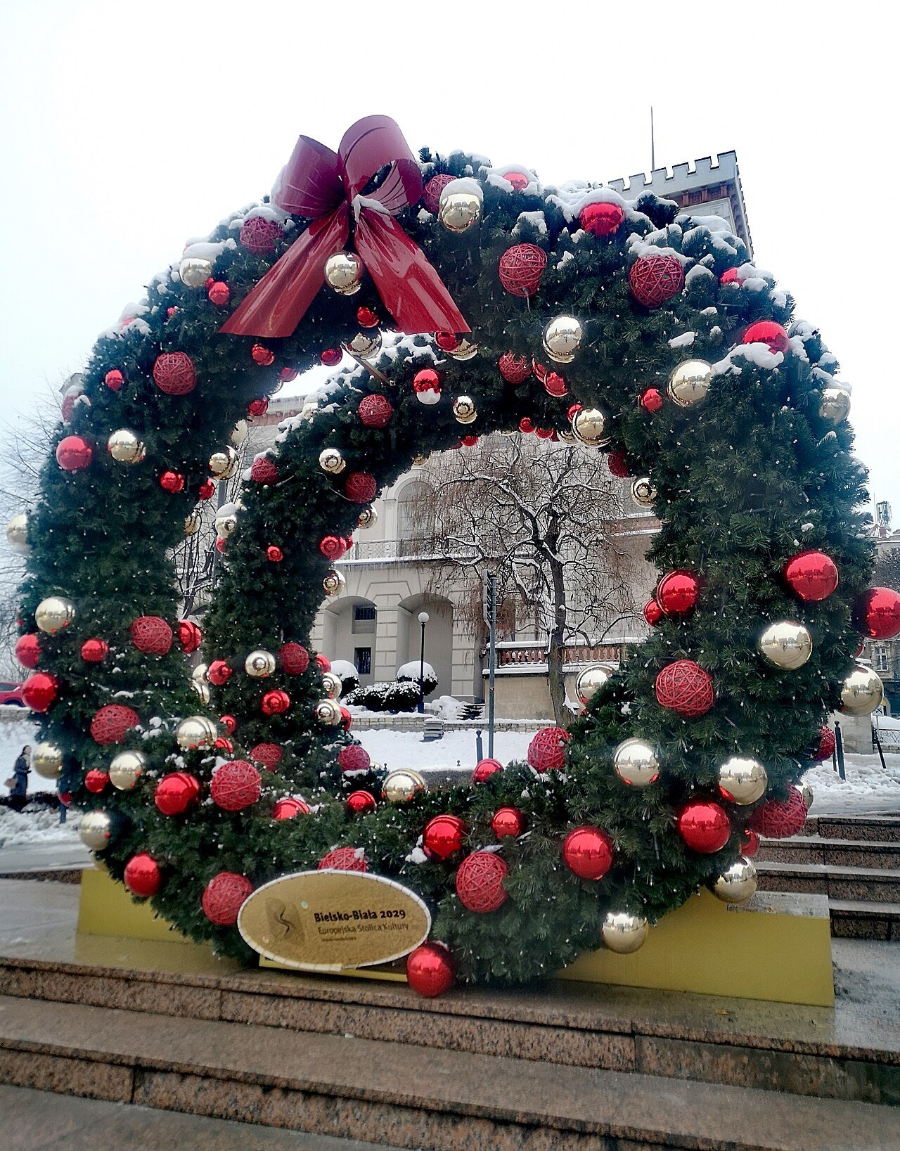 Christmas wreath with one oversized velvet bow on a front door