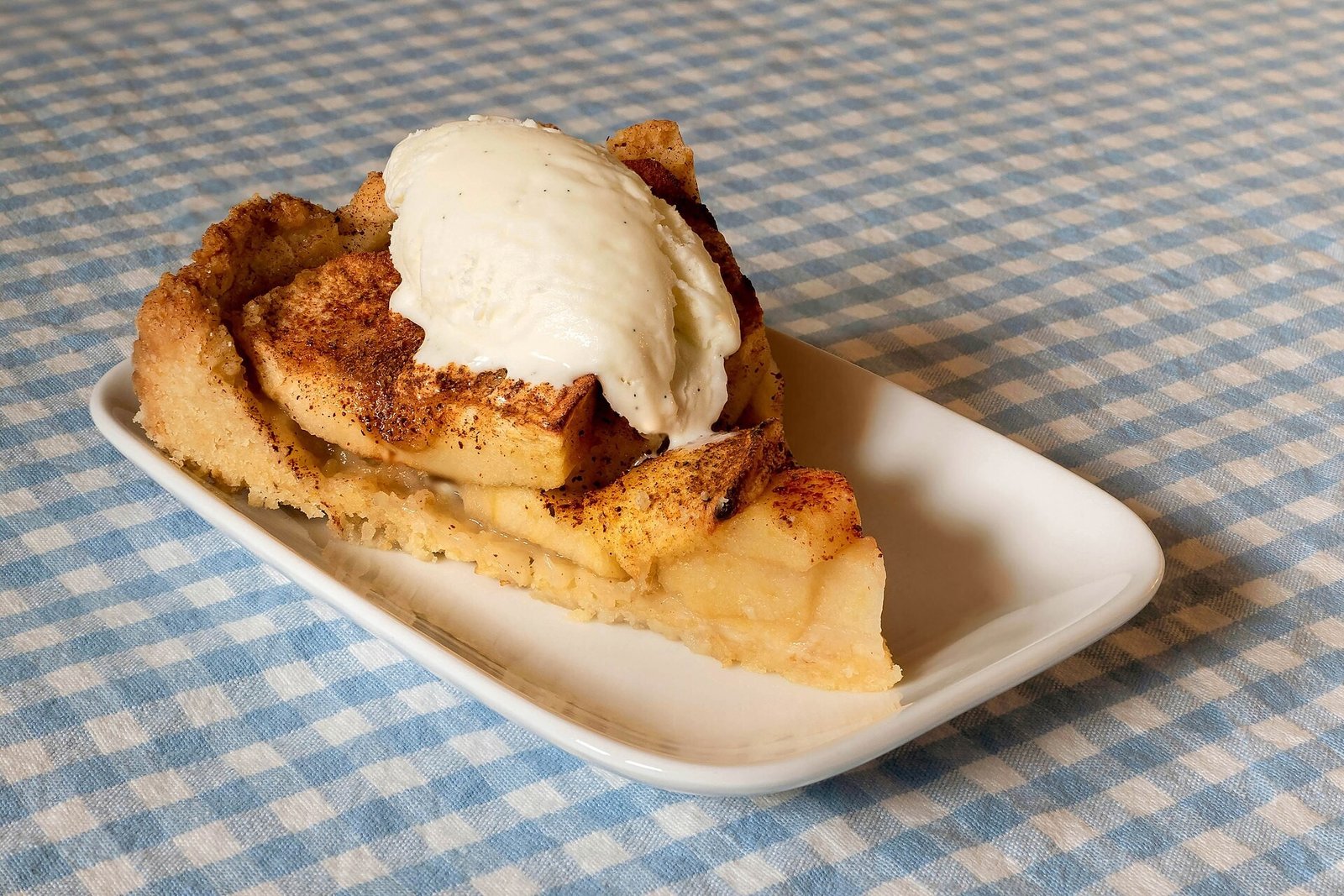 spiced caramel apple pie with chai-like warm spices