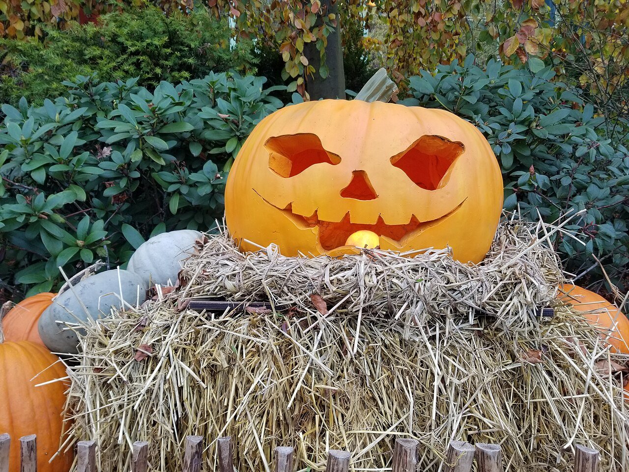 Stacked pumpkin display at a Halloween garden exhibit