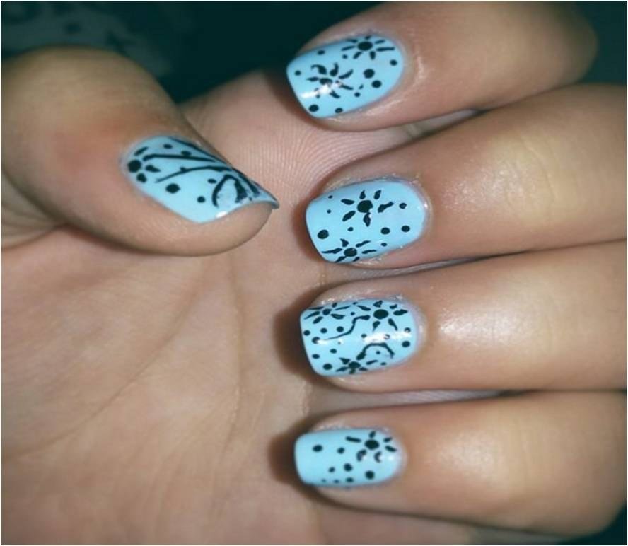 Short nails with a simple blue and gold Hanukkah design