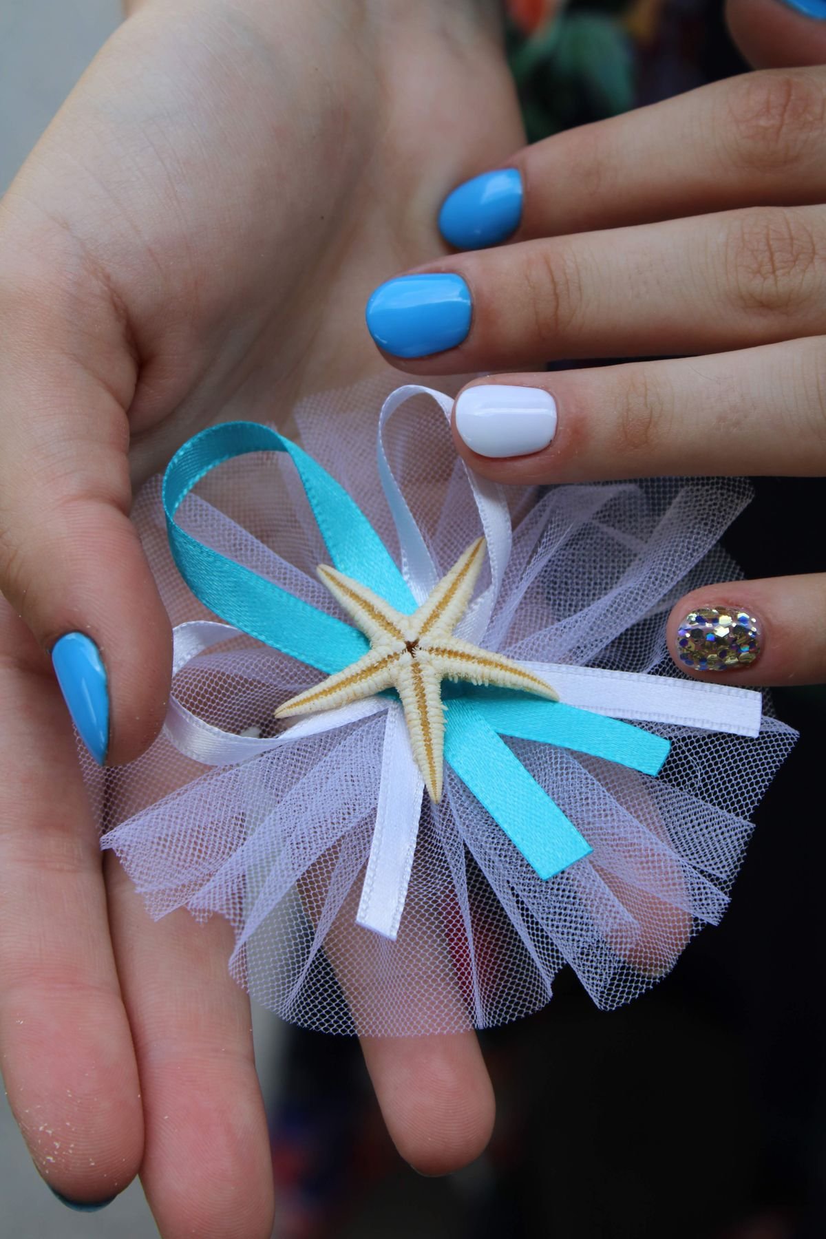 Hanukkah nails matched with a blue and gold holiday outfit