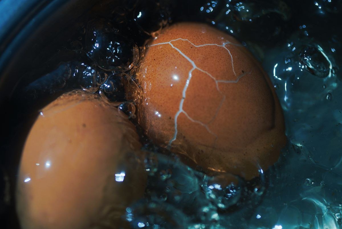 Peeling hard boiled eggs smoothly
