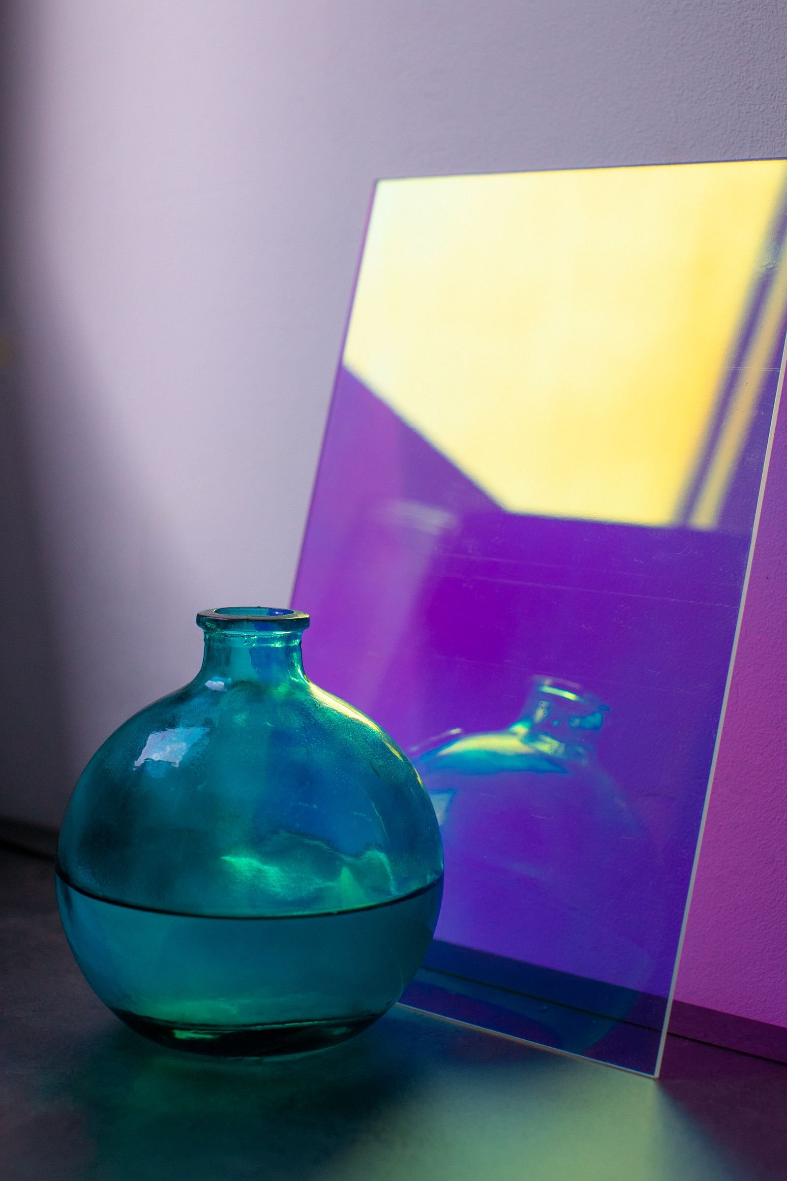Vibrant blue glass vase with dynamic reflections for modern décor
