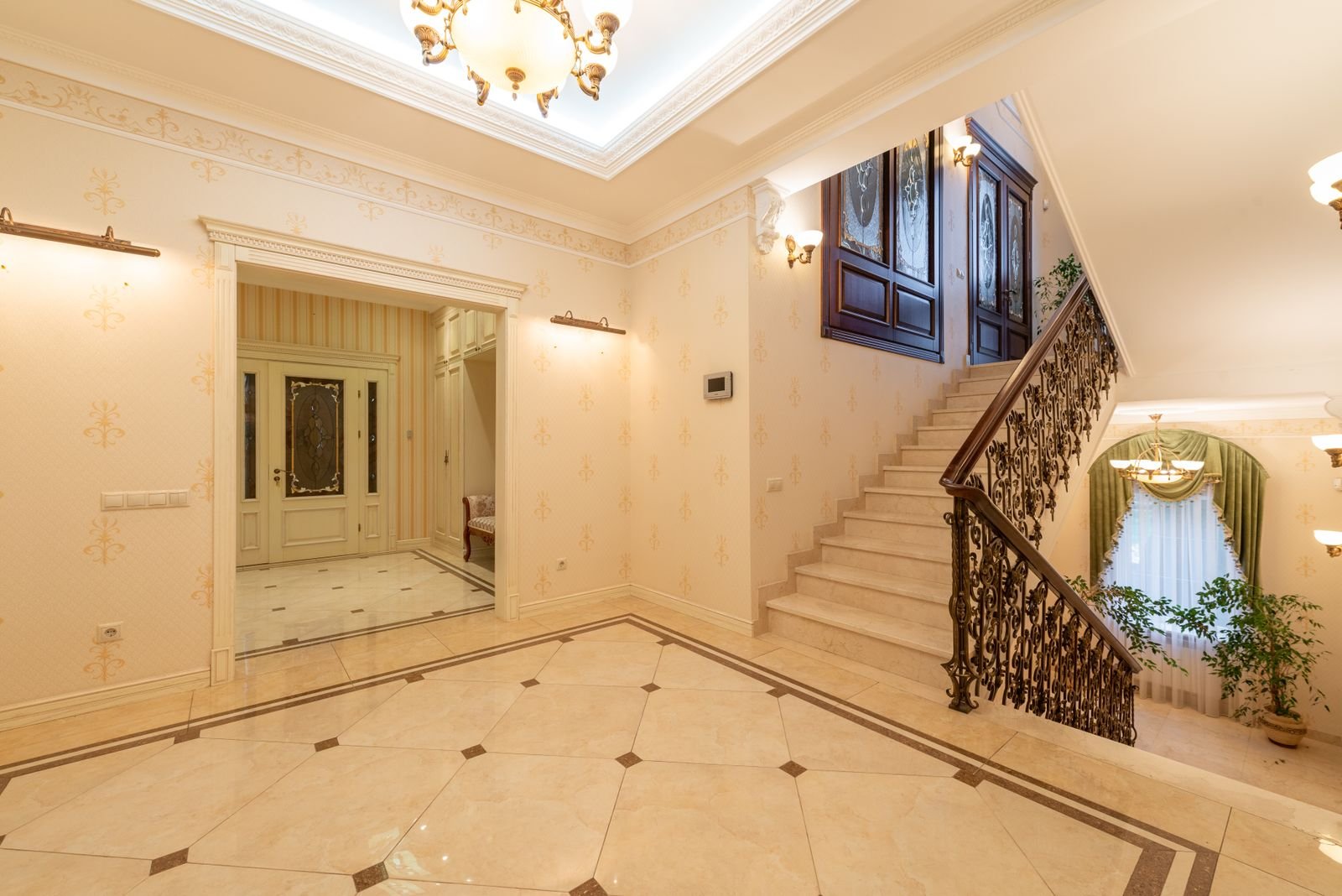 Luxurious art deco interior details for a jazz wedding